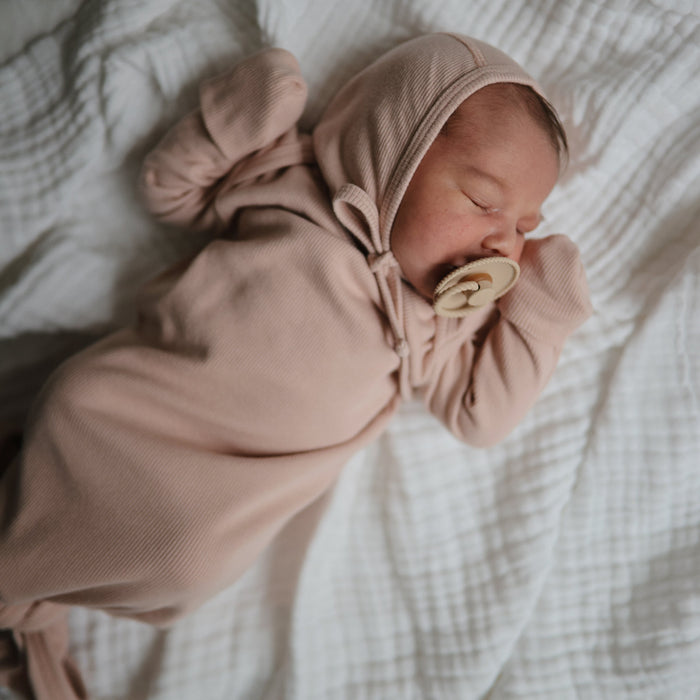 Mushie Ribbed Baby Bonnet